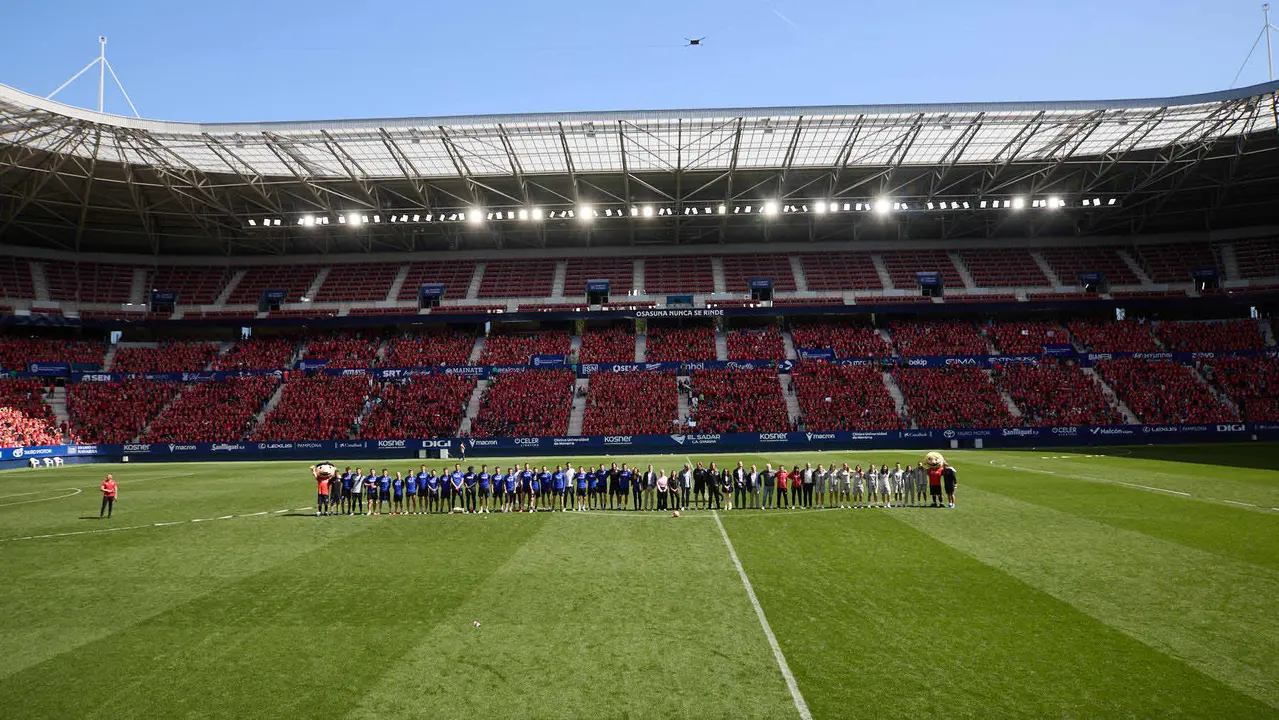 Entrenamiento de Osasuna en El Sadar con más de 5.500 niños de Navarra dentro de la actividad Aula Rojilla. IÑIGO ALZUGARAY
