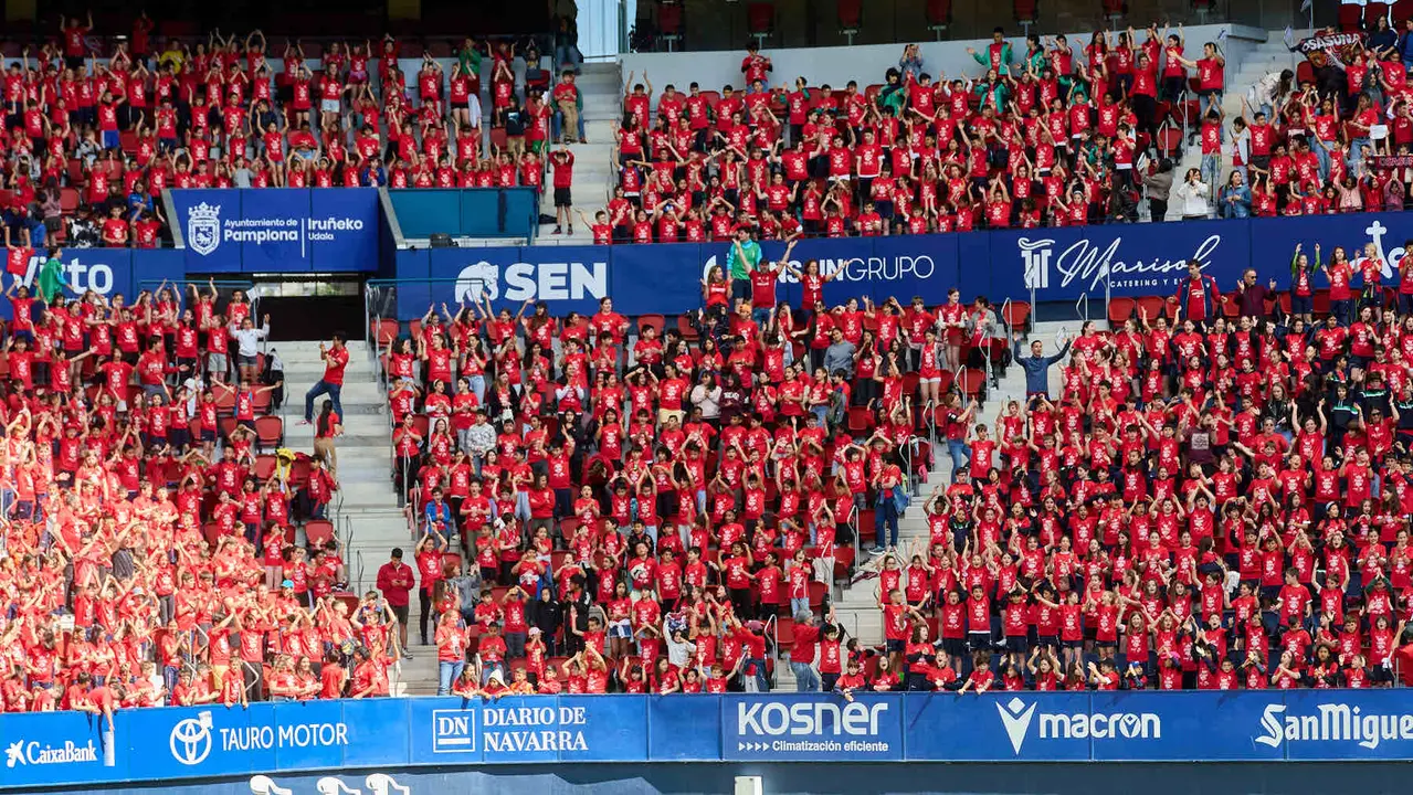 Entrenamiento de Osasuna en El Sadar con más de 5.500 niños de Navarra dentro de la actividad Aula Rojilla. IÑIGO ALZUGARAY