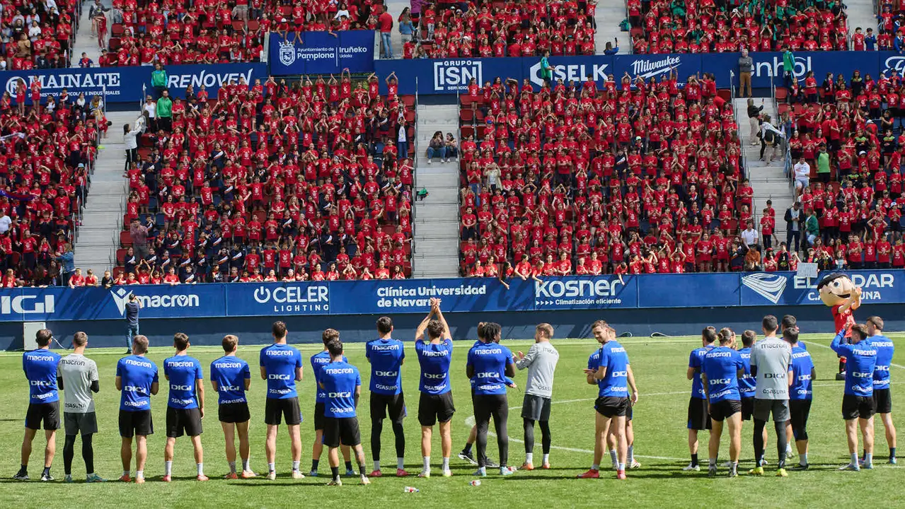 Entrenamiento de Osasuna en El Sadar con más de 5.500 niños de Navarra dentro de la actividad Aula Rojilla. IÑIGO ALZUGARAY