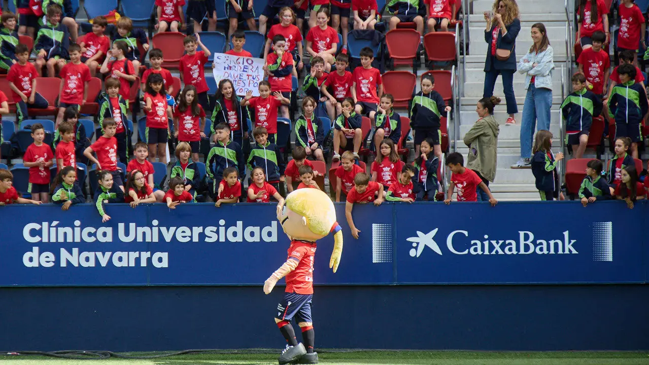 Entrenamiento de Osasuna en El Sadar con más de 5.500 niños de Navarra dentro de la actividad Aula Rojilla. IÑIGO ALZUGARAY