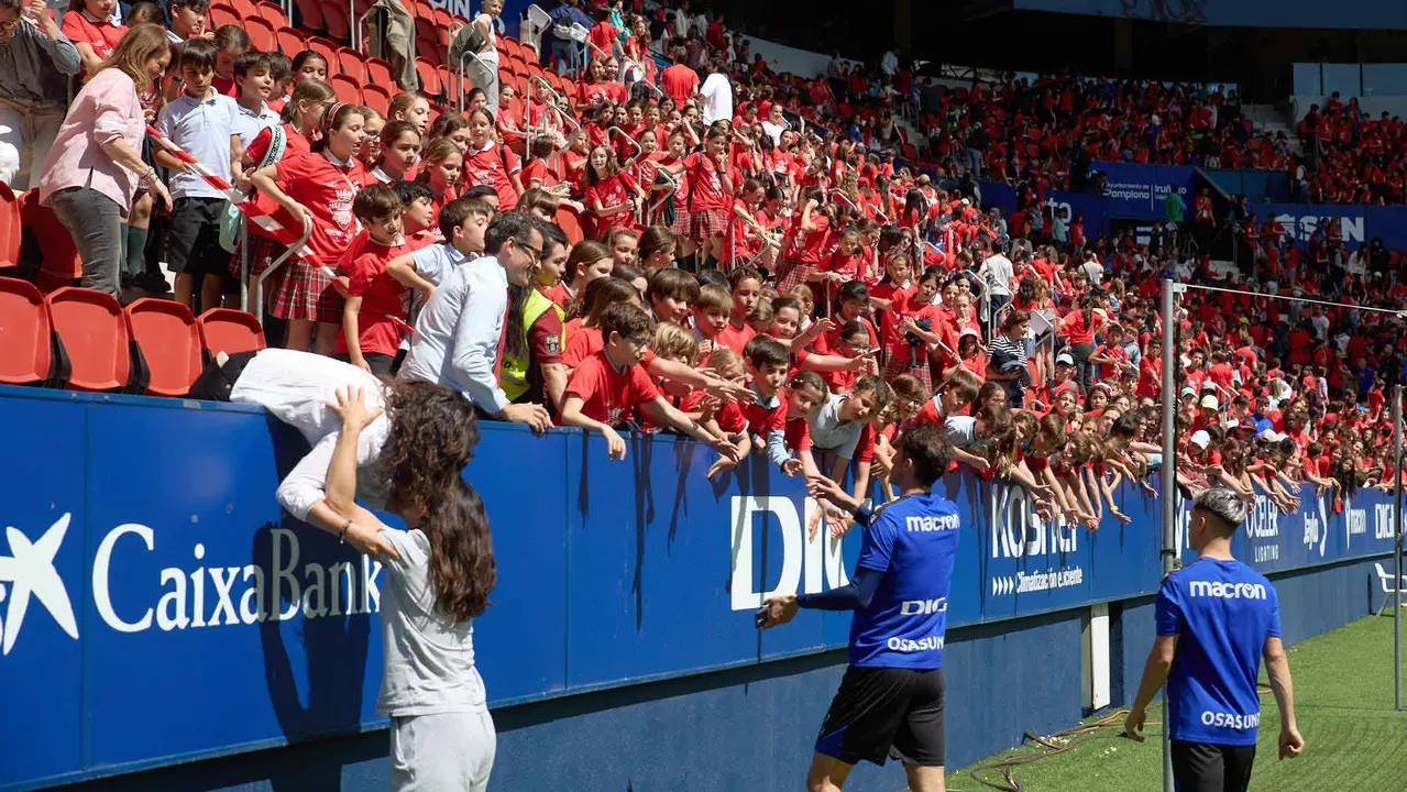 Entrenamiento de Osasuna en El Sadar con más de 5.500 niños de Navarra dentro de la actividad Aula Rojilla. IÑIGO ALZUGARAY