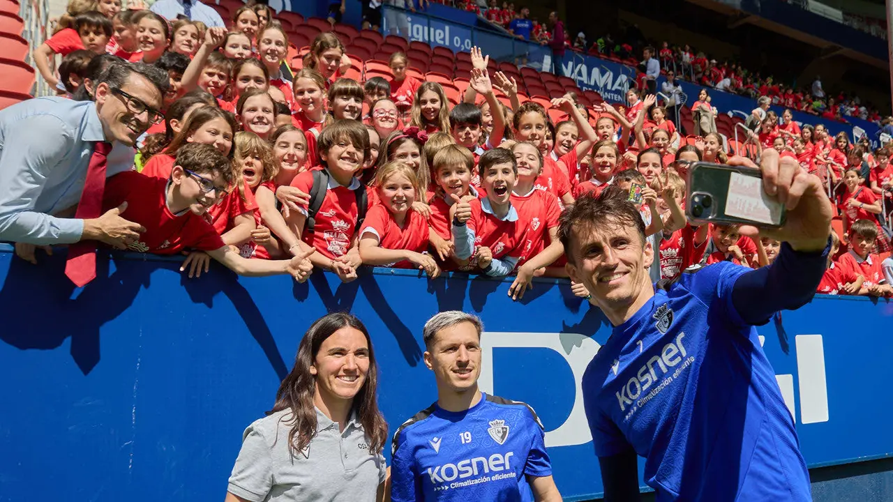 Entrenamiento de Osasuna en El Sadar con más de 5.500 niños de Navarra dentro de la actividad Aula Rojilla. IÑIGO ALZUGARAY