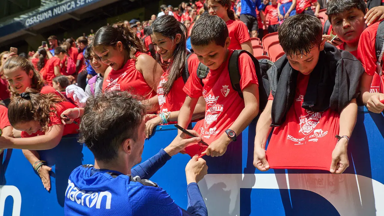 Entrenamiento de Osasuna en El Sadar con más de 5.500 niños de Navarra dentro de la actividad Aula Rojilla. IÑIGO ALZUGARAY