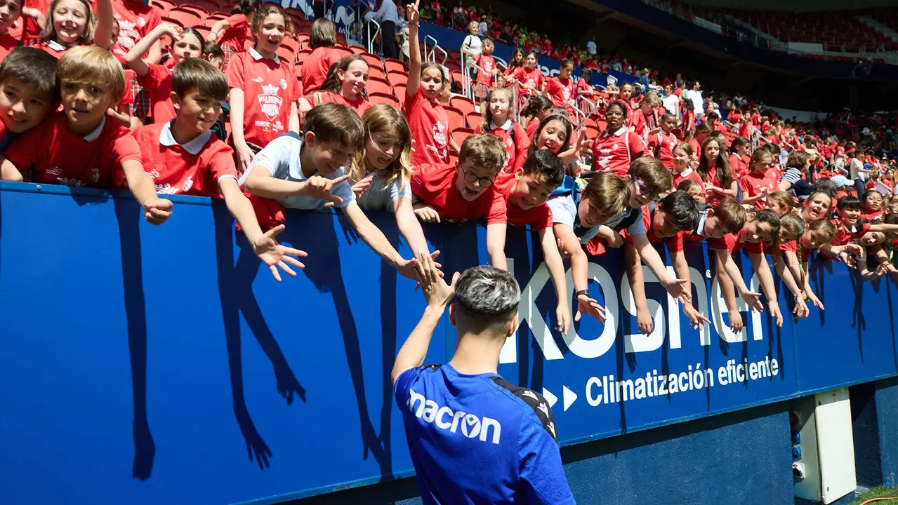 Entrenamiento de Osasuna en El Sadar con más de 5.500 niños de Navarra dentro de la actividad Aula Rojilla. IÑIGO ALZUGARAY