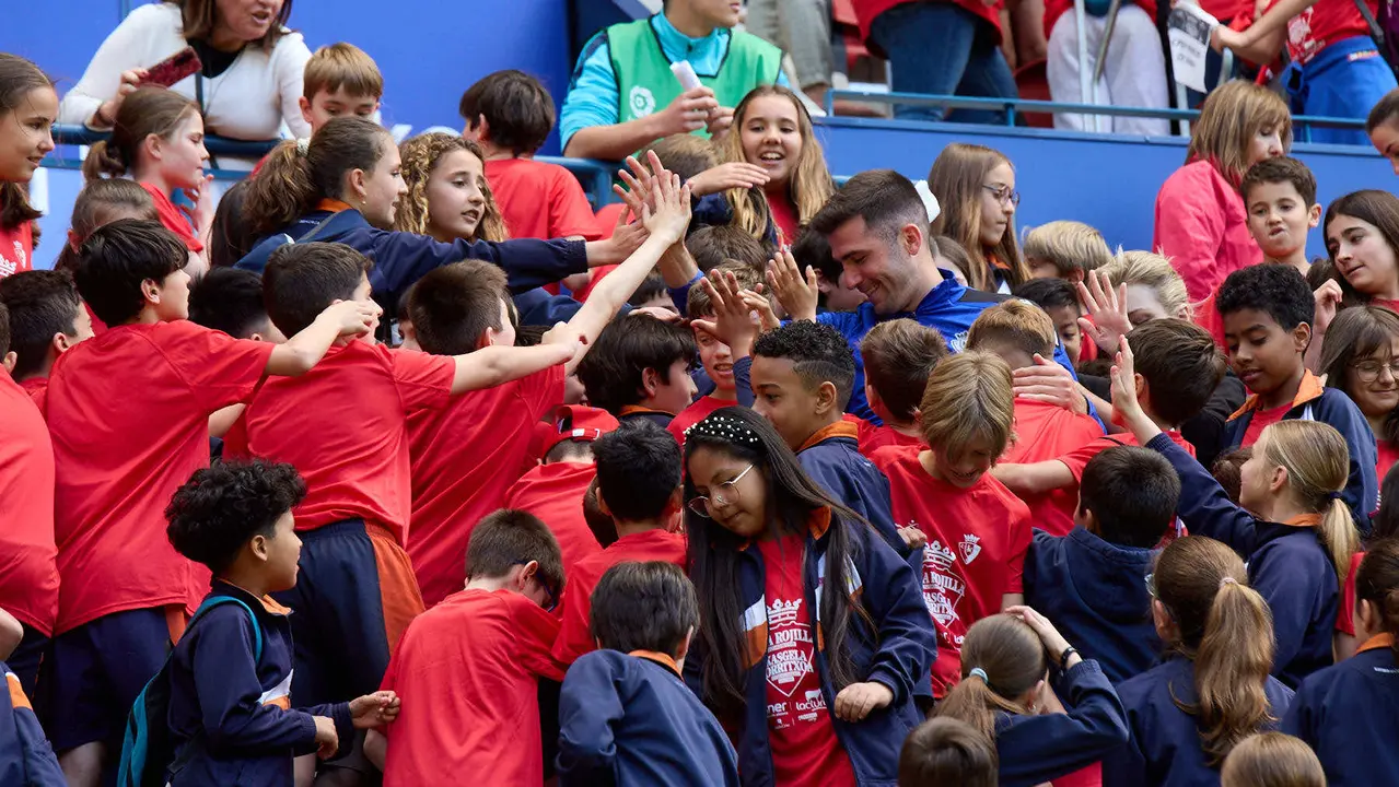 Entrenamiento de Osasuna en El Sadar con más de 5.500 niños de Navarra dentro de la actividad Aula Rojilla. IÑIGO ALZUGARAY