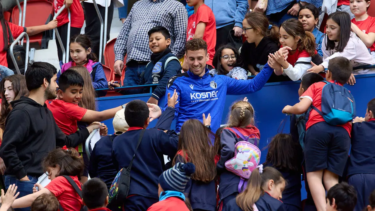 Entrenamiento de Osasuna en El Sadar con más de 5.500 niños de Navarra dentro de la actividad Aula Rojilla. IÑIGO ALZUGARAY