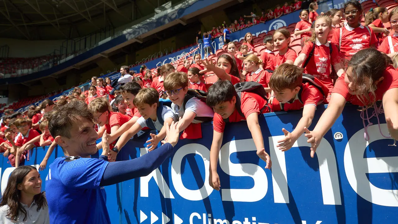 Entrenamiento de Osasuna en El Sadar con más de 5.500 niños de Navarra dentro de la actividad Aula Rojilla. IÑIGO ALZUGARAY
