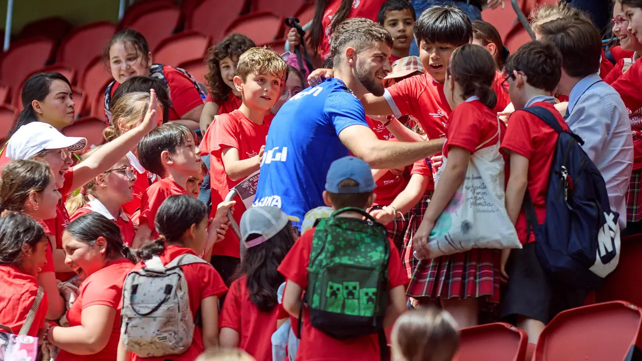 Entrenamiento de Osasuna en El Sadar con más de 5.500 niños de Navarra dentro de la actividad Aula Rojilla. IÑIGO ALZUGARAY