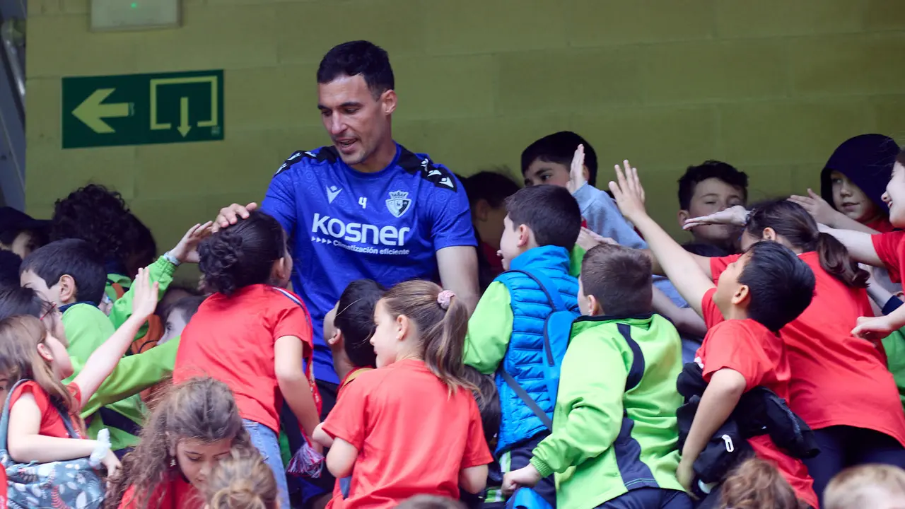Entrenamiento de Osasuna en El Sadar con más de 5.500 niños de Navarra dentro de la actividad Aula Rojilla. IÑIGO ALZUGARAY
