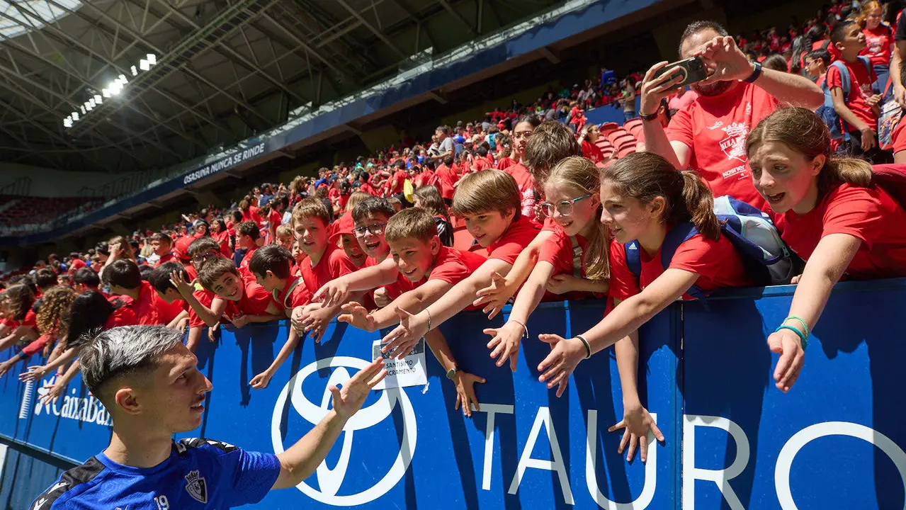 Entrenamiento de Osasuna en El Sadar con más de 5.500 niños de Navarra dentro de la actividad Aula Rojilla. IÑIGO ALZUGARAY