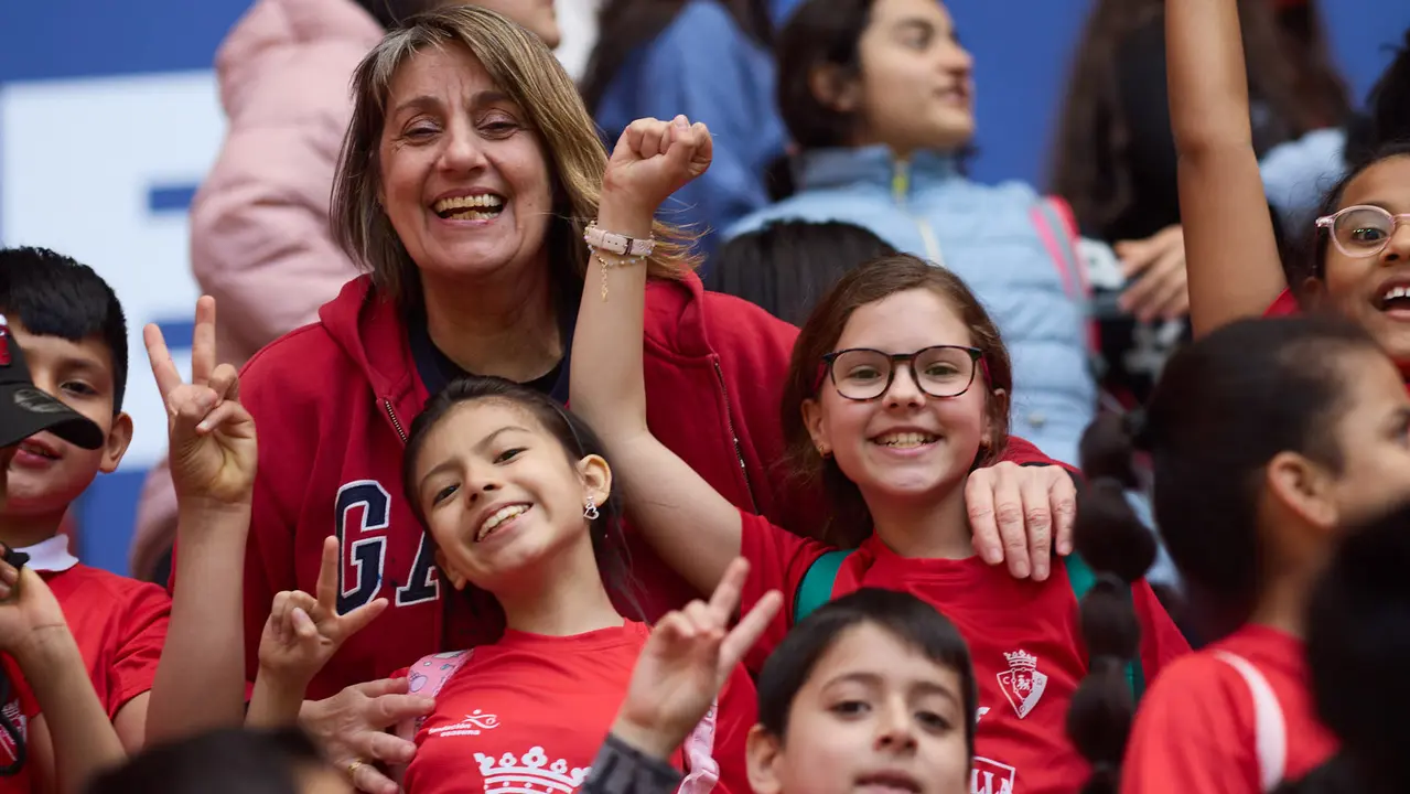 Entrenamiento de Osasuna en El Sadar con más de 5.500 niños de Navarra dentro de la actividad Aula Rojilla. IÑIGO ALZUGARAY
