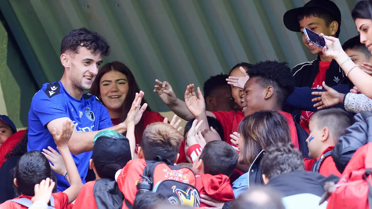 Entrenamiento de Osasuna en El Sadar con más de 5.500 niños de Navarra dentro de la actividad Aula Rojilla. IÑIGO ALZUGARAY