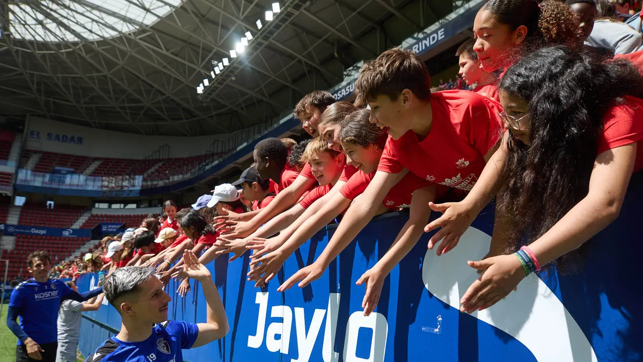 Entrenamiento de Osasuna en El Sadar con más de 5.500 niños de Navarra dentro de la actividad Aula Rojilla. IÑIGO ALZUGARAY