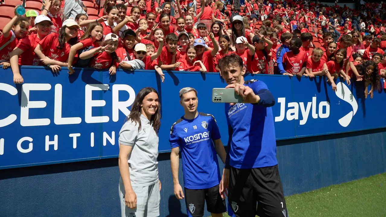 Entrenamiento de Osasuna en El Sadar con más de 5.500 niños de Navarra dentro de la actividad Aula Rojilla. IÑIGO ALZUGARAY