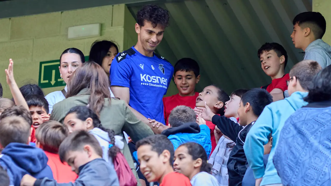 Entrenamiento de Osasuna en El Sadar con más de 5.500 niños de Navarra dentro de la actividad Aula Rojilla. IÑIGO ALZUGARAY