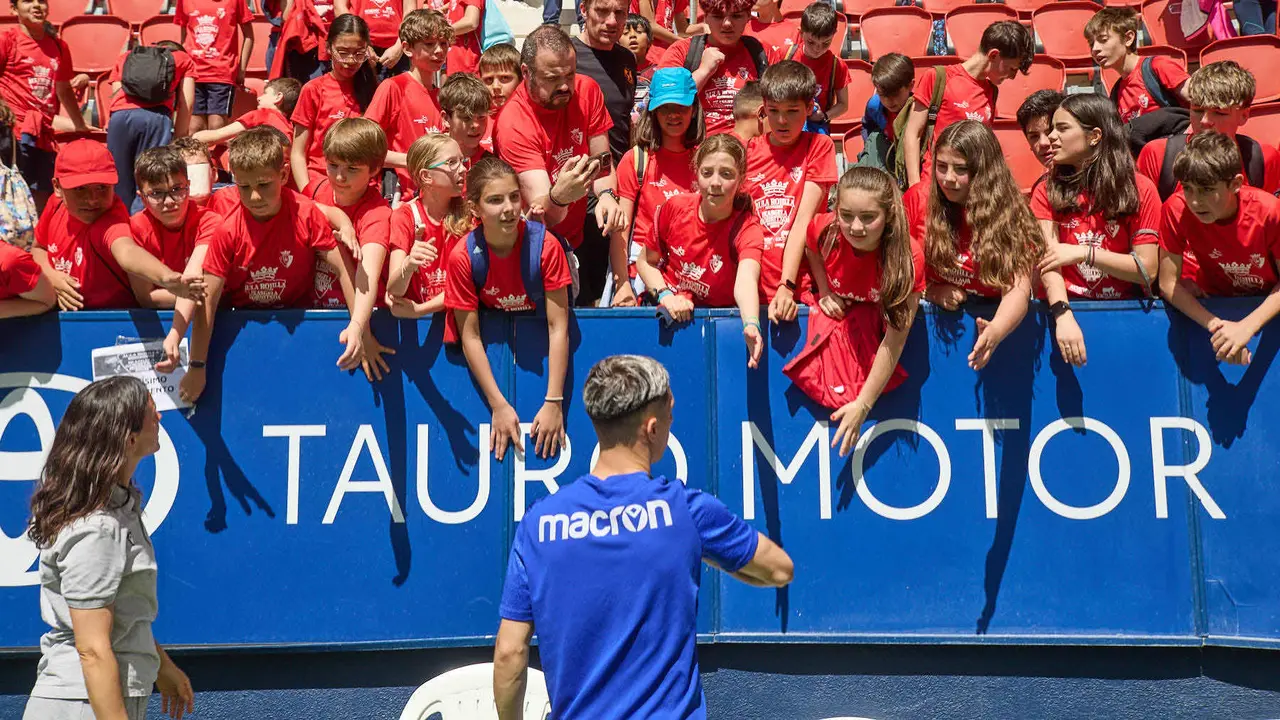 Entrenamiento de Osasuna en El Sadar con más de 5.500 niños de Navarra dentro de la actividad Aula Rojilla. IÑIGO ALZUGARAY