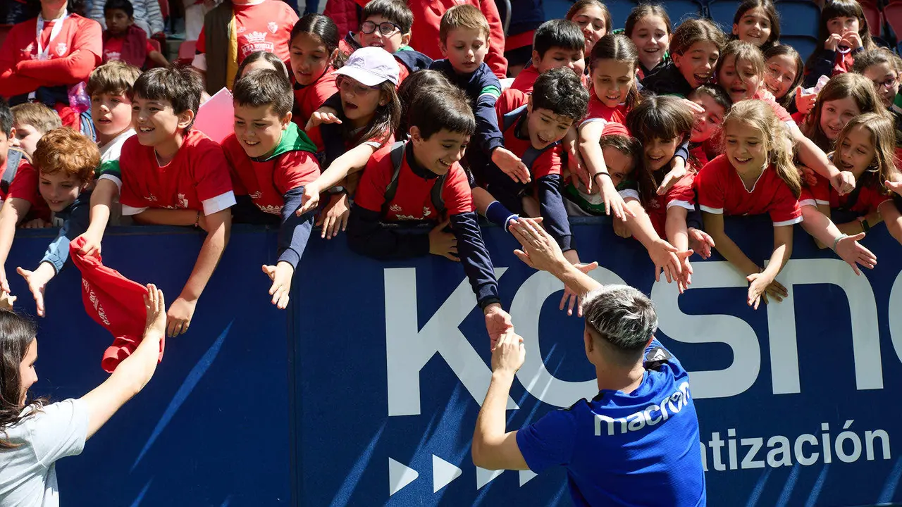 Entrenamiento de Osasuna en El Sadar con más de 5.500 niños de Navarra dentro de la actividad Aula Rojilla. IÑIGO ALZUGARAY