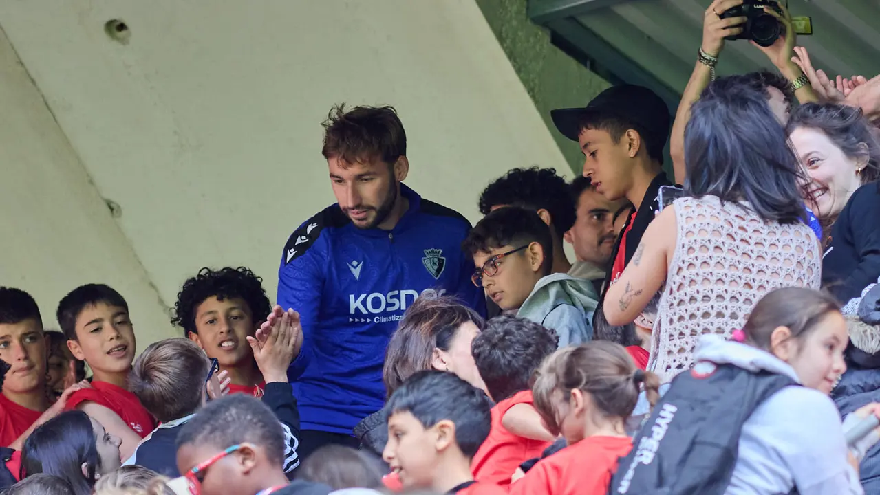 Entrenamiento de Osasuna en El Sadar con más de 5.500 niños de Navarra dentro de la actividad Aula Rojilla. IÑIGO ALZUGARAY