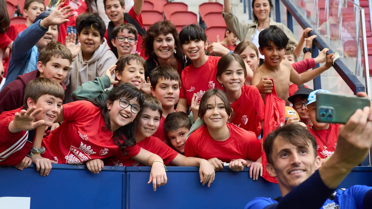 Entrenamiento de Osasuna en El Sadar con más de 5.500 niños de Navarra dentro de la actividad Aula Rojilla. IÑIGO ALZUGARAY