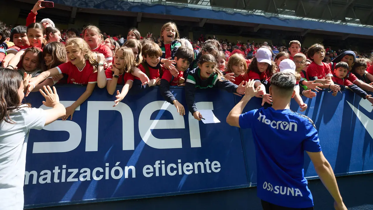 Entrenamiento de Osasuna en El Sadar con más de 5.500 niños de Navarra dentro de la actividad Aula Rojilla. IÑIGO ALZUGARAY
