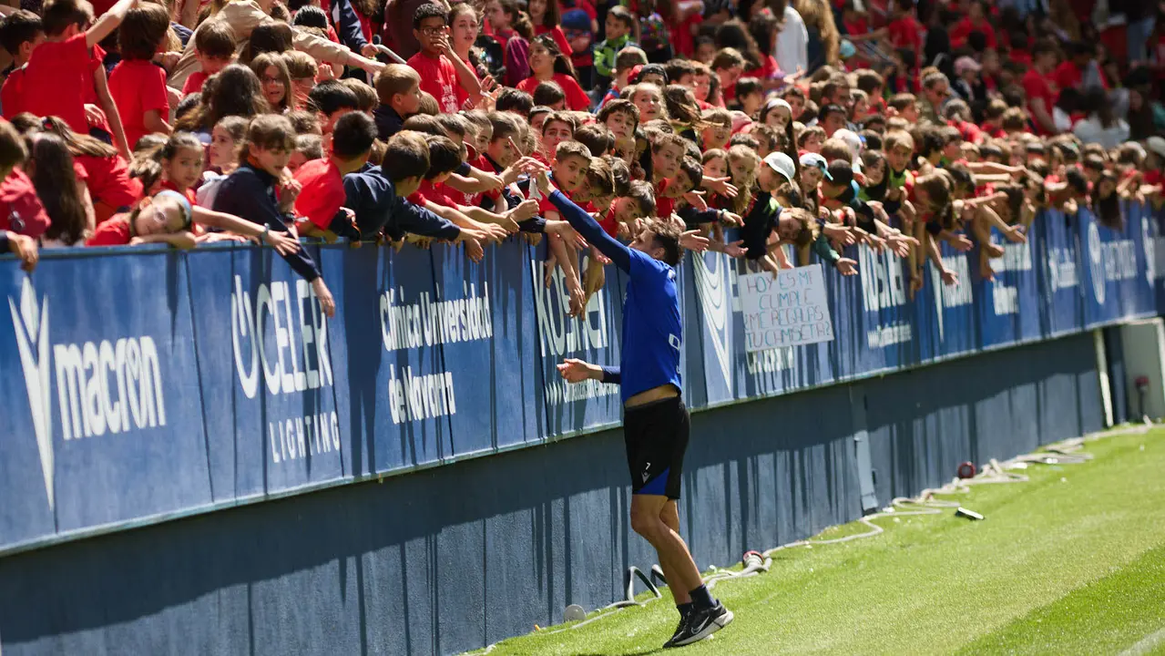 Entrenamiento de Osasuna en El Sadar con más de 5.500 niños de Navarra dentro de la actividad Aula Rojilla. IÑIGO ALZUGARAY