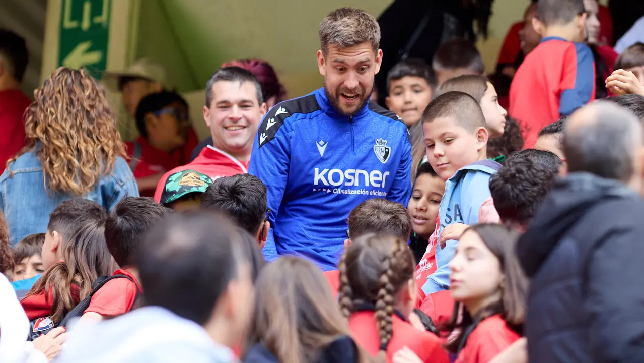 Entrenamiento de Osasuna en El Sadar con más de 5.500 niños de Navarra dentro de la actividad Aula Rojilla. IÑIGO ALZUGARAY