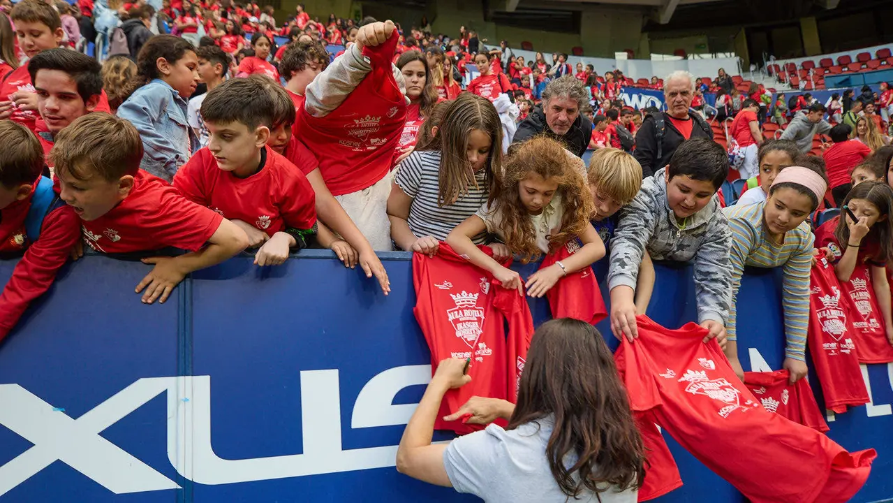 Entrenamiento de Osasuna en El Sadar con más de 5.500 niños de Navarra dentro de la actividad Aula Rojilla. IÑIGO ALZUGARAY