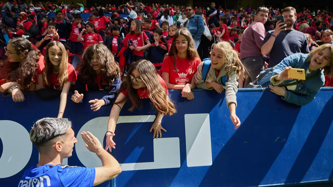 Entrenamiento de Osasuna en El Sadar con más de 5.500 niños de Navarra dentro de la actividad Aula Rojilla. IÑIGO ALZUGARAY