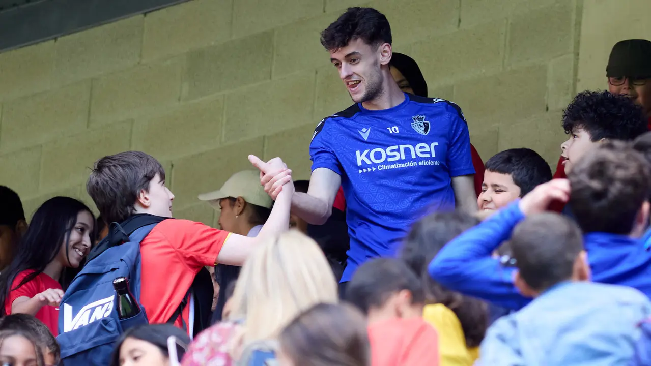 Entrenamiento de Osasuna en El Sadar con más de 5.500 niños de Navarra dentro de la actividad Aula Rojilla. IÑIGO ALZUGARAY