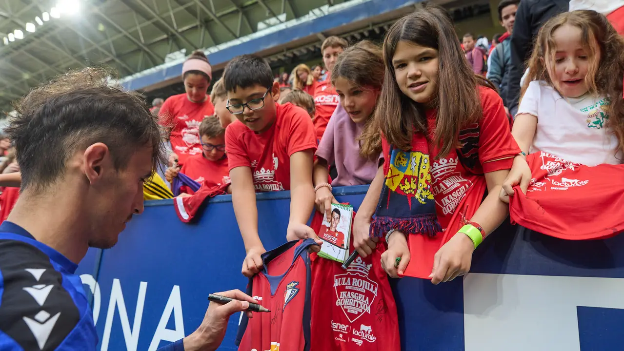 Entrenamiento de Osasuna en El Sadar con más de 5.500 niños de Navarra dentro de la actividad Aula Rojilla. IÑIGO ALZUGARAY