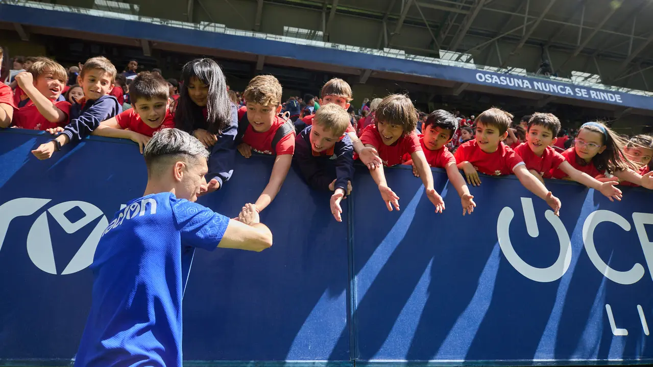Entrenamiento de Osasuna en El Sadar con más de 5.500 niños de Navarra dentro de la actividad Aula Rojilla. IÑIGO ALZUGARAY