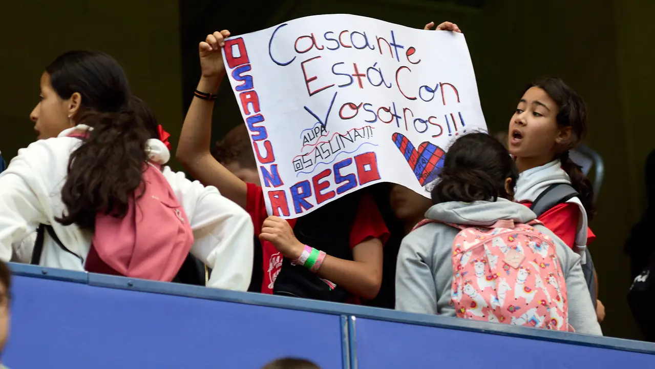 Entrenamiento de Osasuna en El Sadar con más de 5.500 niños de Navarra dentro de la actividad Aula Rojilla. IÑIGO ALZUGARAY