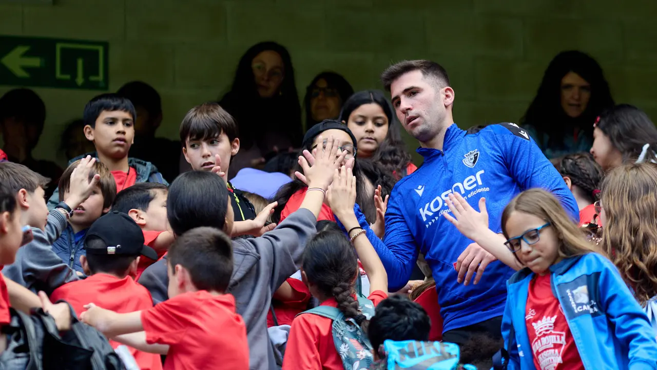 Entrenamiento de Osasuna en El Sadar con más de 5.500 niños de Navarra dentro de la actividad Aula Rojilla. IÑIGO ALZUGARAY
