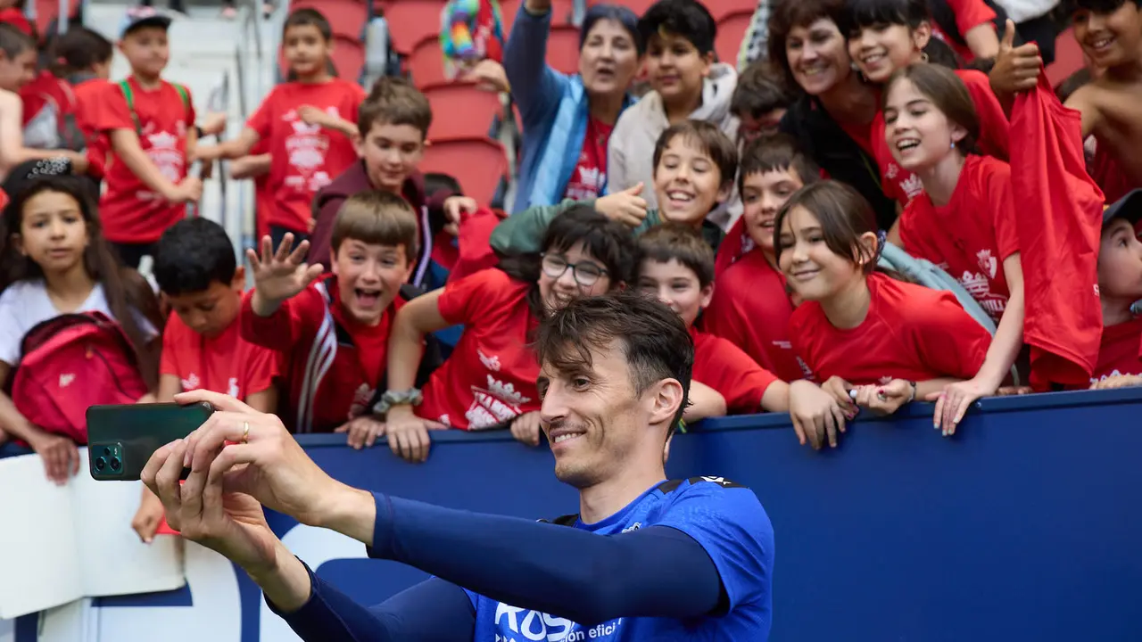 Entrenamiento de Osasuna en El Sadar con más de 5.500 niños de Navarra dentro de la actividad Aula Rojilla. IÑIGO ALZUGARAY