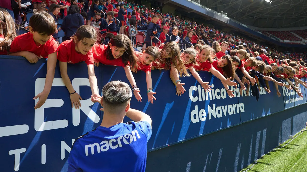 Entrenamiento de Osasuna en El Sadar con más de 5.500 niños de Navarra dentro de la actividad Aula Rojilla. IÑIGO ALZUGARAY