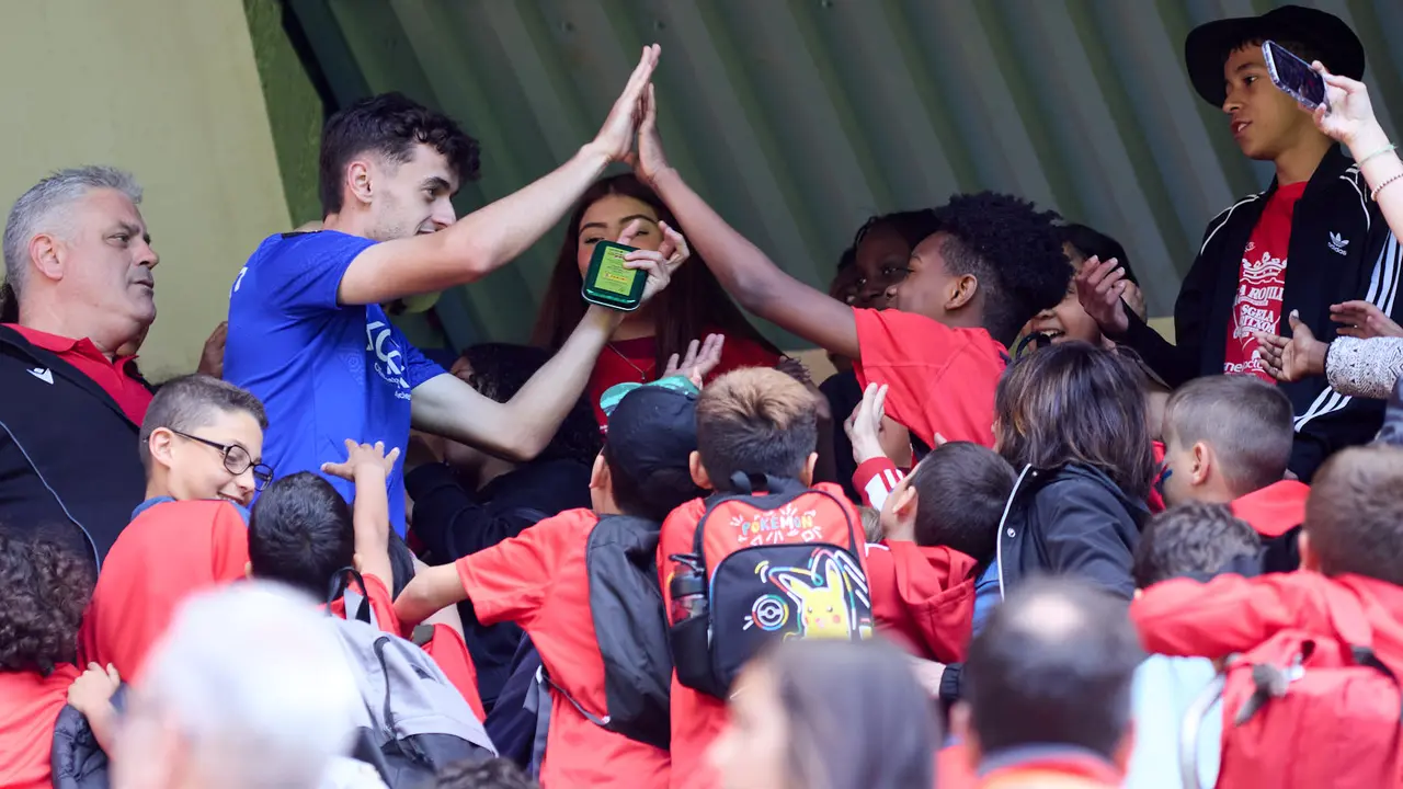 Entrenamiento de Osasuna en El Sadar con más de 5.500 niños de Navarra dentro de la actividad Aula Rojilla. IÑIGO ALZUGARAY