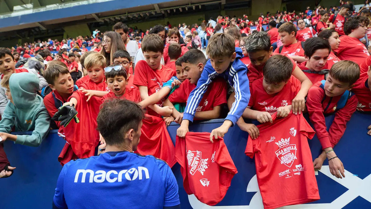 Entrenamiento de Osasuna en El Sadar con más de 5.500 niños de Navarra dentro de la actividad Aula Rojilla. IÑIGO ALZUGARAY