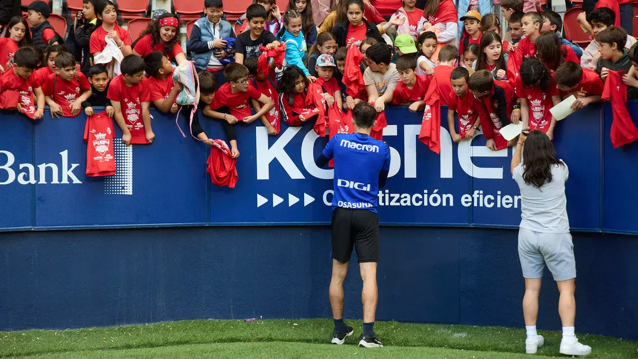 Entrenamiento de Osasuna en El Sadar con más de 5.500 niños de Navarra dentro de la actividad Aula Rojilla. IÑIGO ALZUGARAY