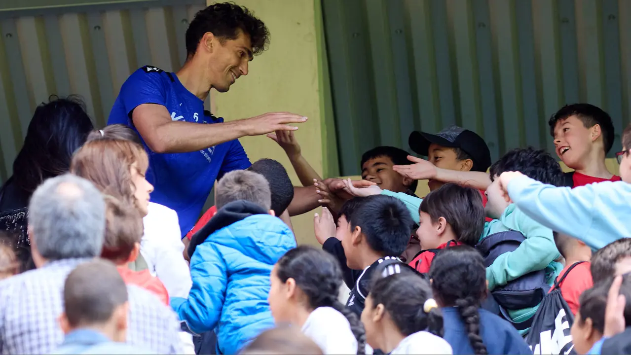 Entrenamiento de Osasuna en El Sadar con más de 5.500 niños de Navarra dentro de la actividad Aula Rojilla. IÑIGO ALZUGARAY