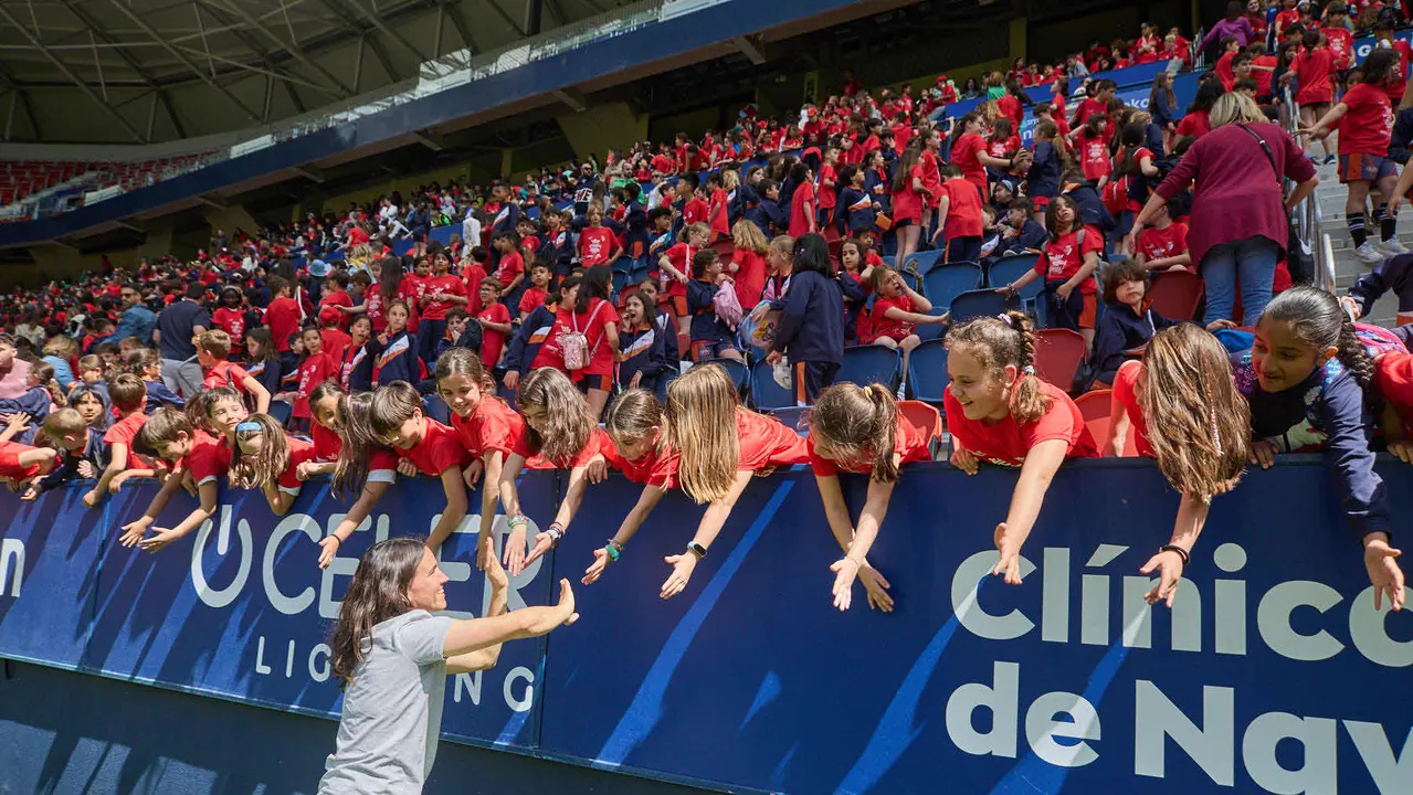 Entrenamiento de Osasuna en El Sadar con más de 5.500 niños de Navarra dentro de la actividad Aula Rojilla. IÑIGO ALZUGARAY