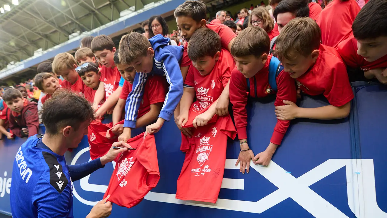 Entrenamiento de Osasuna en El Sadar con más de 5.500 niños de Navarra dentro de la actividad Aula Rojilla. IÑIGO ALZUGARAY