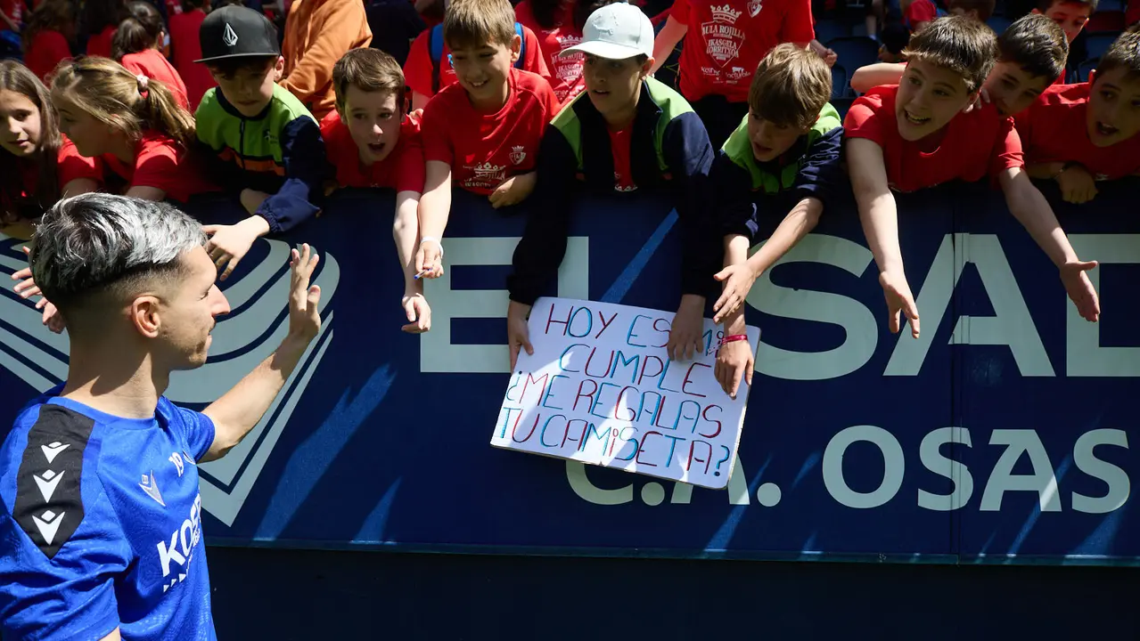 Entrenamiento de Osasuna en El Sadar con más de 5.500 niños de Navarra dentro de la actividad Aula Rojilla. IÑIGO ALZUGARAY