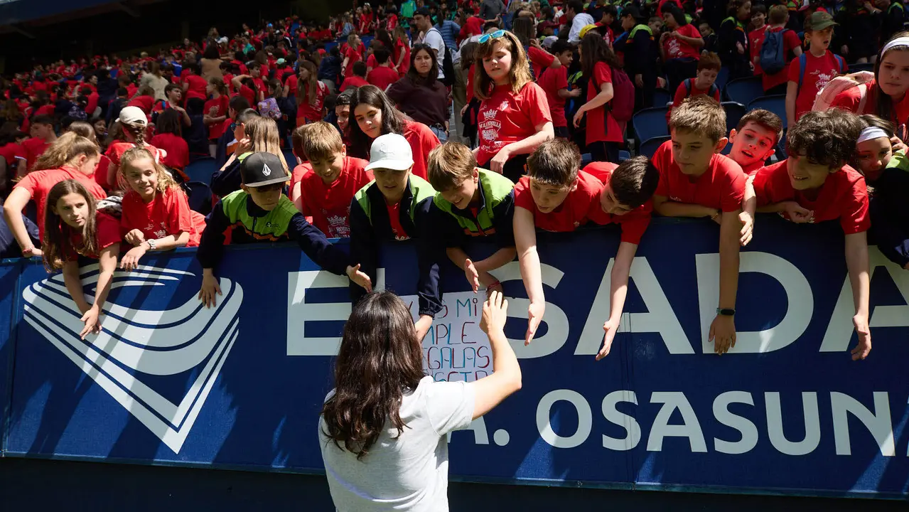Entrenamiento de Osasuna en El Sadar con más de 5.500 niños de Navarra dentro de la actividad Aula Rojilla. IÑIGO ALZUGARAY