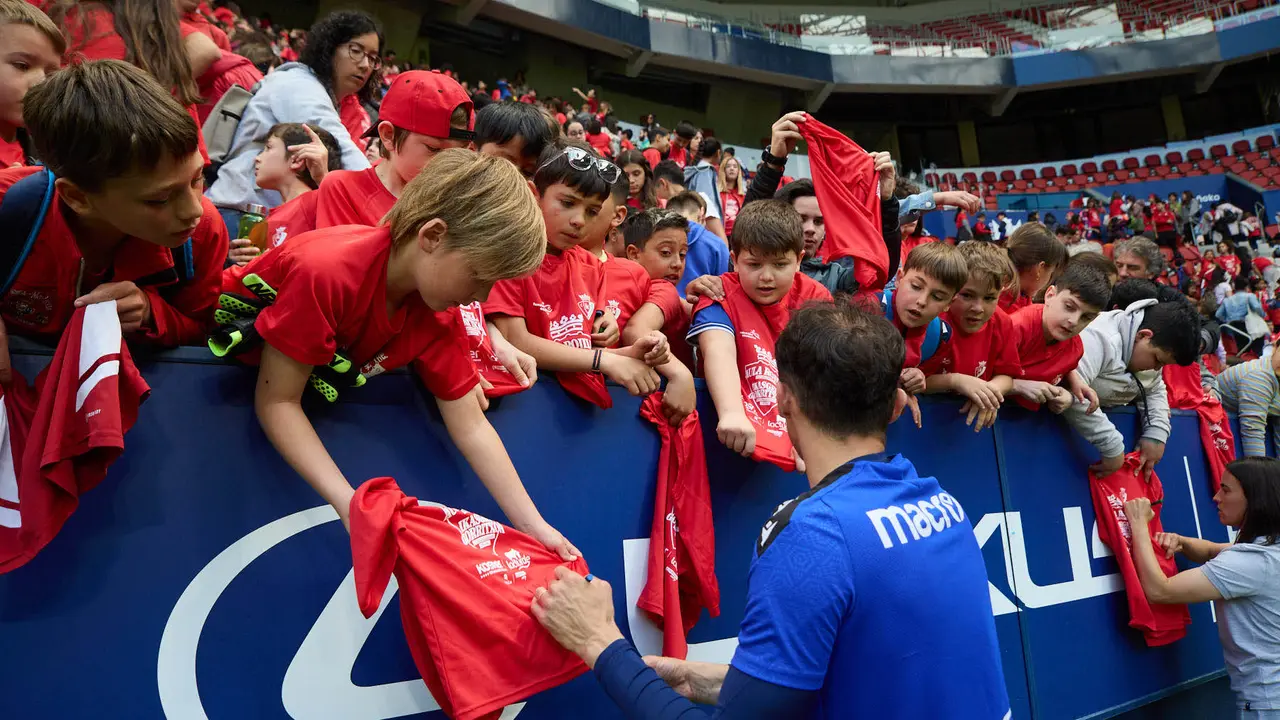 Entrenamiento de Osasuna en El Sadar con más de 5.500 niños de Navarra dentro de la actividad Aula Rojilla. IÑIGO ALZUGARAY