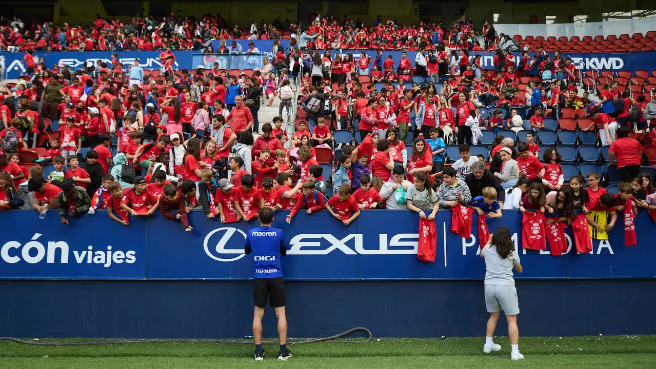 Entrenamiento de Osasuna en El Sadar con más de 5.500 niños de Navarra dentro de la actividad Aula Rojilla. IÑIGO ALZUGARAY