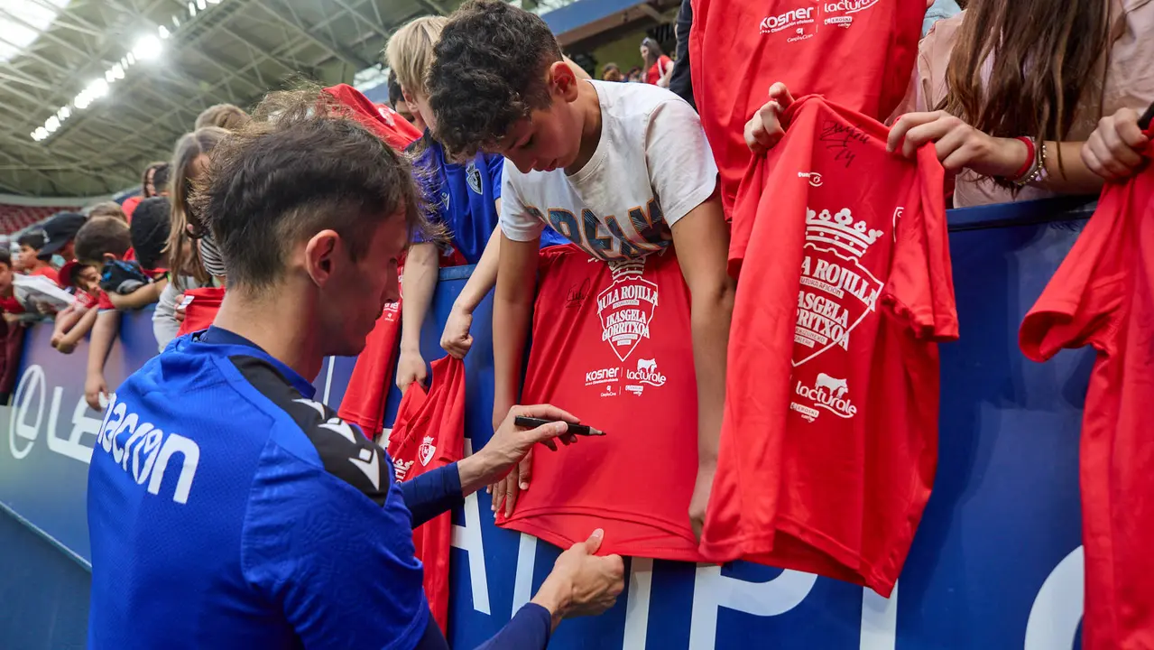 Entrenamiento de Osasuna en El Sadar con más de 5.500 niños de Navarra dentro de la actividad Aula Rojilla. IÑIGO ALZUGARAY