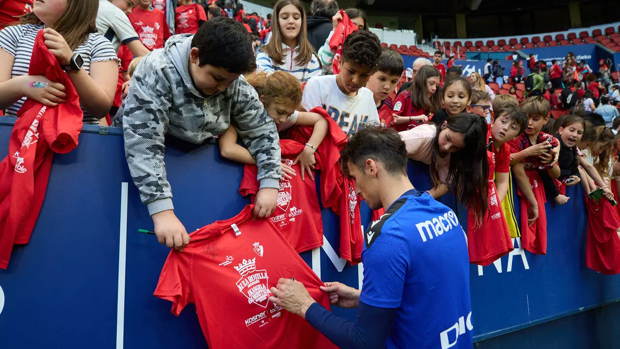 Entrenamiento de Osasuna en El Sadar con más de 5.500 niños de Navarra dentro de la actividad Aula Rojilla. IÑIGO ALZUGARAY