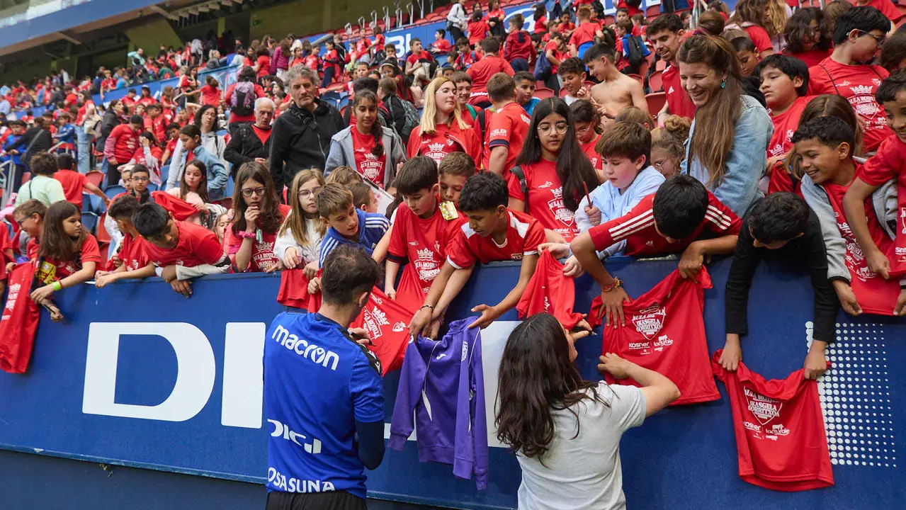 Entrenamiento de Osasuna en El Sadar con más de 5.500 niños de Navarra dentro de la actividad Aula Rojilla. IÑIGO ALZUGARAY