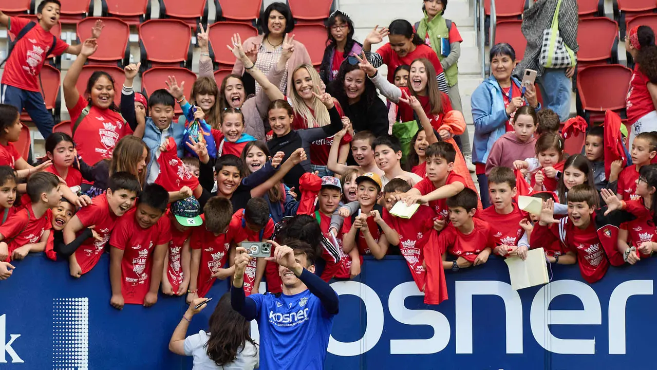 Entrenamiento de Osasuna en El Sadar con más de 5.500 niños de Navarra dentro de la actividad Aula Rojilla. IÑIGO ALZUGARAY