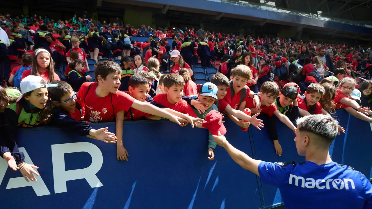 Entrenamiento de Osasuna en El Sadar con más de 5.500 niños de Navarra dentro de la actividad Aula Rojilla. IÑIGO ALZUGARAY